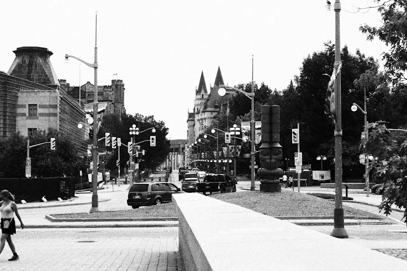 A black and white photo of a city street